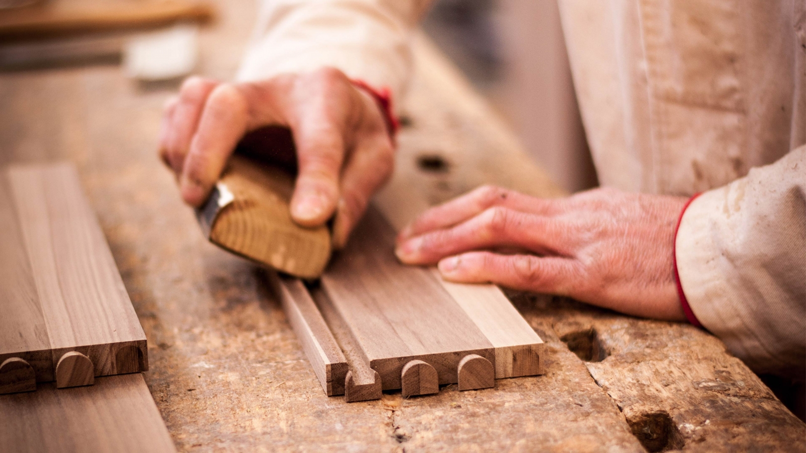 Handwerkliches Geschick bei Massivholzmöbeln