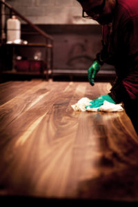 Processo di finitura del legno